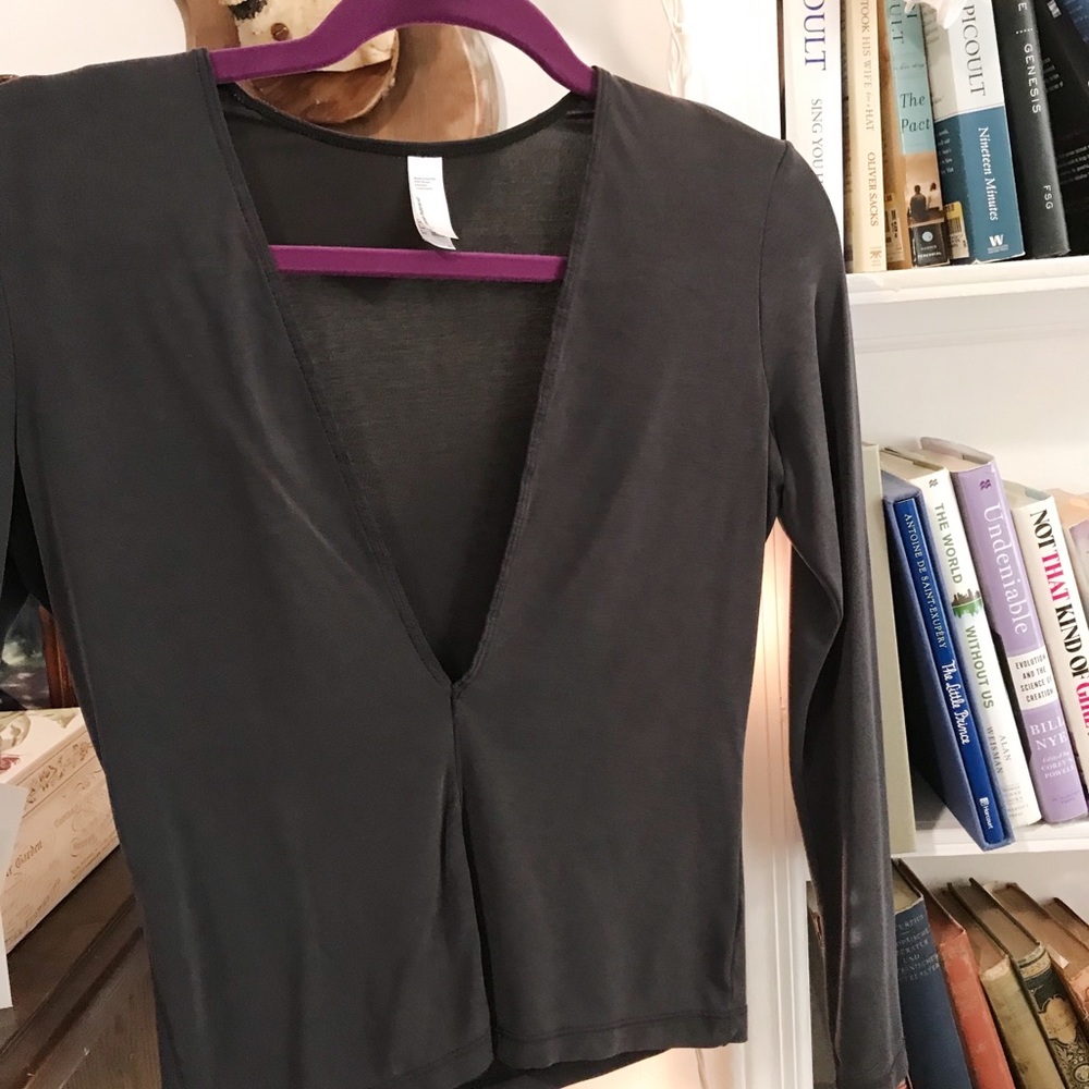 V-neck 3/4 sleeve top 🐺